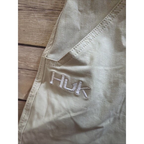 Huk Fishing Shorts Mens XL Khaki Performance Cargo Zip Pocket 10" Inseam - Picture 3 of 9